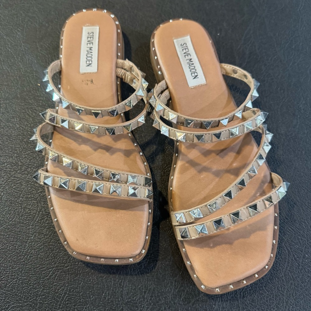 Steve Madden Skyler Flat Slide Sandals in tan w/ silver studded detail, size 8 - Picture 3 of 7